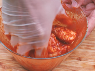 6、新奥尔良烤翅,倒入蜂蜜和油，搅拌均匀。