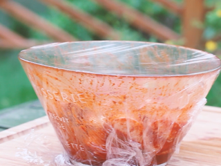 7、新奥尔良烤翅,静止，用保鲜膜密封，腌制。