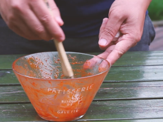 9、新奥尔良烤翅,腌制鸡翅的容器内倒入蜂蜜，搅拌均匀。