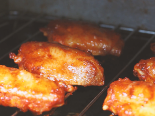 11、新奥尔良烤翅,继续烤，然后打开烤箱二次刷酱。