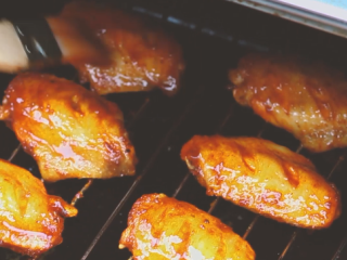 12、新奥尔良烤翅,同样三次刷酱，再烤一会完工~