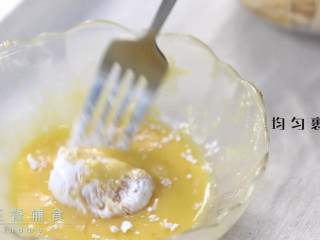 7、鸡米花,蛋液里。