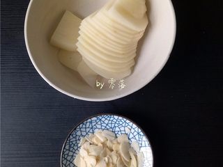 2、豌豆浓汤,土豆切片；再备好杏仁片；