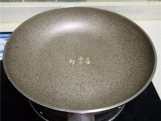 6、豌豆浓汤,同时，不粘锅不放油，放灶上烧热；