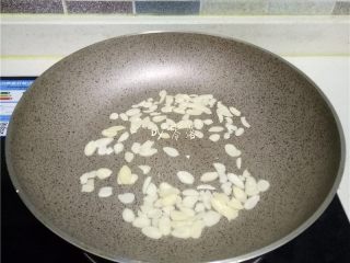 7、豌豆浓汤,放入杏仁片小火炒香；