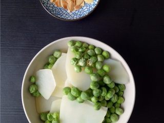 9、豌豆浓汤,将豌豆、土豆片捞出，沥干水分；杏仁片盛出；