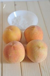 1、糖水黄桃,准备食材。黄桃尽量选熟点的