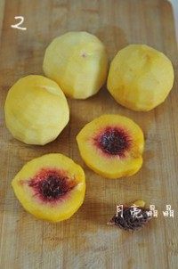 2、糖水黄桃,用清水冲洗，拿一把刷子把黄桃表面的毛毛刷洗干净。削皮，对半剖开，去核