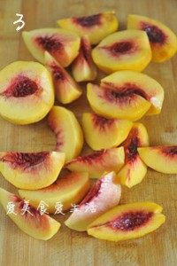 3、糖水黄桃,把去皮去核的黄桃切块（大小随意）