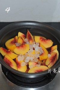 4、糖水黄桃,把切好的黄桃放入锅内，倒入清水，同时放入冰糖和一小捏盐