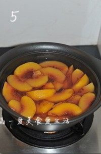 5、糖水黄桃,盖上盖子，开大火煮开后，转中小火煮15分钟左右，至黄桃软，呈透明，此时滴入柠檬汁