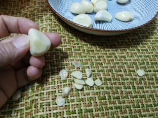 5、不用等到腊八就让你吃上――腊八蒜,每个都要这样做