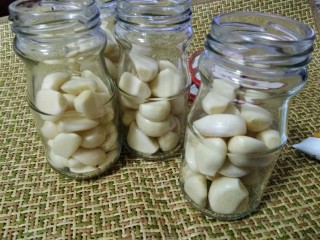 7、不用等到腊八就让你吃上――腊八蒜,把蒜瓣装入瓶中