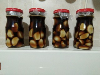 10、不用等到腊八就让你吃上――腊八蒜,瓶子口加一层薄膜，用盖子盖紧。放到暖气上或者温暖的地方