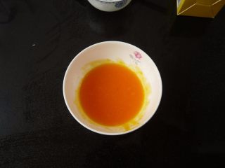 5、金镶玉炒饭,蛋黄打散，拌均匀