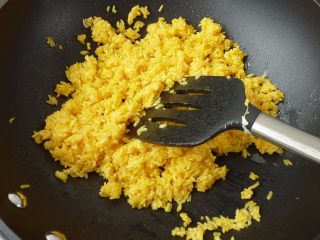 10、金镶玉炒饭,中火快炒，边炒边把饭压松散