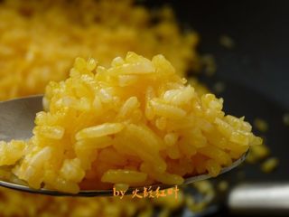 12、金镶玉炒饭,直至饭粒粒分明，均匀油亮，即可关火