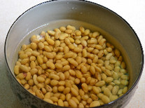 1、黄豆焖猪蹄,将干黄豆泡发4小时以上。