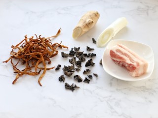 1、木耳黄花菜炒五花肉,准备好所需食材