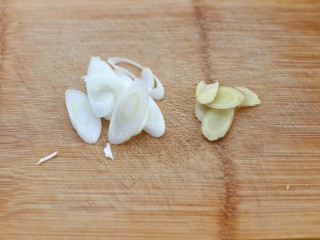 3、木耳黄花菜炒五花肉,切葱花和姜片