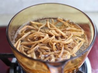 5、木耳黄花菜炒五花肉,锅中烧开水放入黄花菜焯约3-5分钟，捞出过凉水挤干水分备用