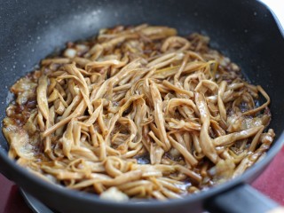 9、木耳黄花菜炒五花肉,再放入黄花菜翻炒一两分钟