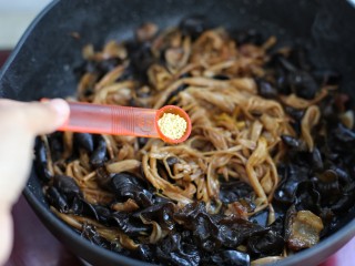 12、木耳黄花菜炒五花肉,再放入鸡精