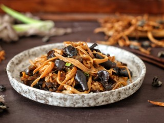 14、木耳黄花菜炒五花肉,成品图