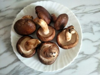 1、香菇酿肉,香菇要选择稍微大朵的比较容易做