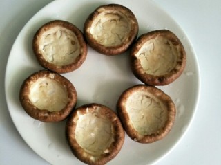 2、香菇酿肉,洗净,慢慢挖空里面的香菇肉