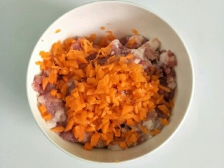 4、香菇酿肉,猪肉剁碎,胡萝卜切碎丁