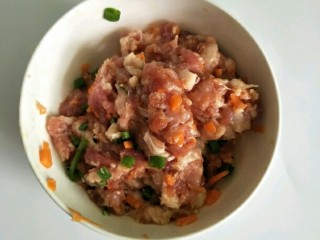 5、香菇酿肉,加葱花、儿童酱油搅拌均匀
