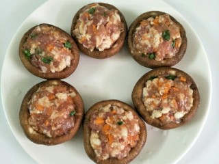 6、香菇酿肉,用勺子把肉泥填到香菇里