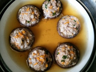 8、香菇酿肉,蒸熟的香菇汤汁很多