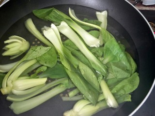 9、香菇酿肉,上海青放锅里烫熟取出摆盘装饰