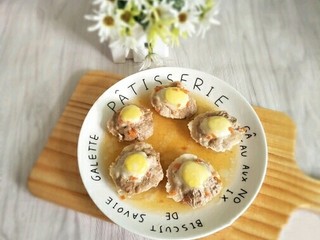 14、香菇酿肉,还可以像这样打入一个鹌鹑蛋,营养更丰富