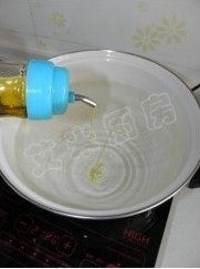 2、姜蒜香汁菠菜,锅内加水，滴入少许植物油