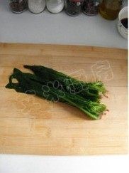 7、姜蒜香汁菠菜,把菠菜多余的水分挤净