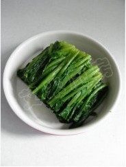 9、姜蒜香汁菠菜,切好的菠菜摆放在盘中