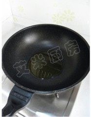 10、姜蒜香汁菠菜,炒锅倒油烧热