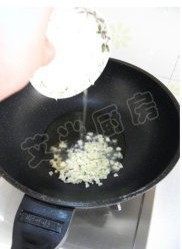 11、姜蒜香汁菠菜,放入蒜末，转小火翻炒