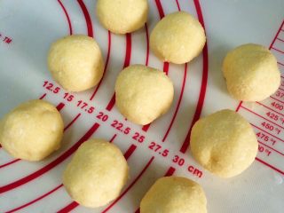 8、超软椰蓉面包,趁面团松弛的时间，从冷藏室取出椰蓉馅，分成9等份。