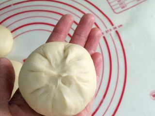 10、超软椰蓉面包,收好口，捏紧了，其他8份也如此包好。