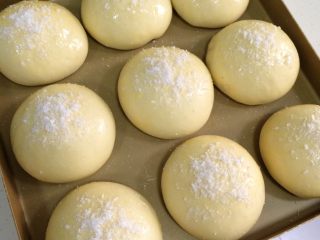 14、超软椰蓉面包,在面包上撒少许的椰蓉装饰。