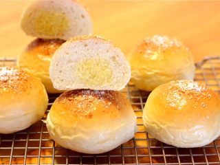 16、超软椰蓉面包,香喷喷的椰蓉面包出炉了。