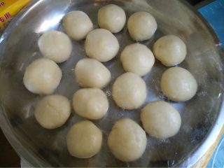 8、酥皮鲜肉月饼,如图将所有都包好滚圆盖保鲜膜静置15分钟