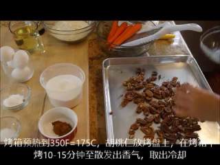 1、胡萝卜蛋糕（完整手工版）,胡桃仁在预热175摄氏度的烤箱中烤10-15分钟，取出冷却切碎待用。去皮的胡萝卜刮成丝