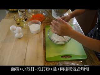 2、胡萝卜蛋糕（完整手工版）,面粉、小苏打、泡打粉、盐、肉桂粉混合均匀