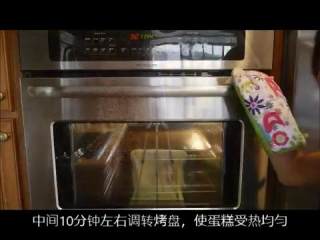 7、胡萝卜蛋糕（完整手工版）,放到预热175摄氏度的烤箱中烤20-24分钟，中途调转烤盘