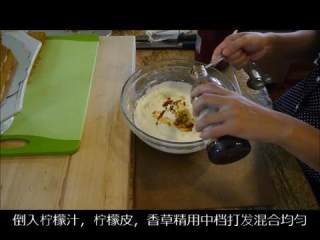 12、胡萝卜蛋糕（完整手工版）,加入柠檬皮、柠檬汁、香草精，继续打发混合